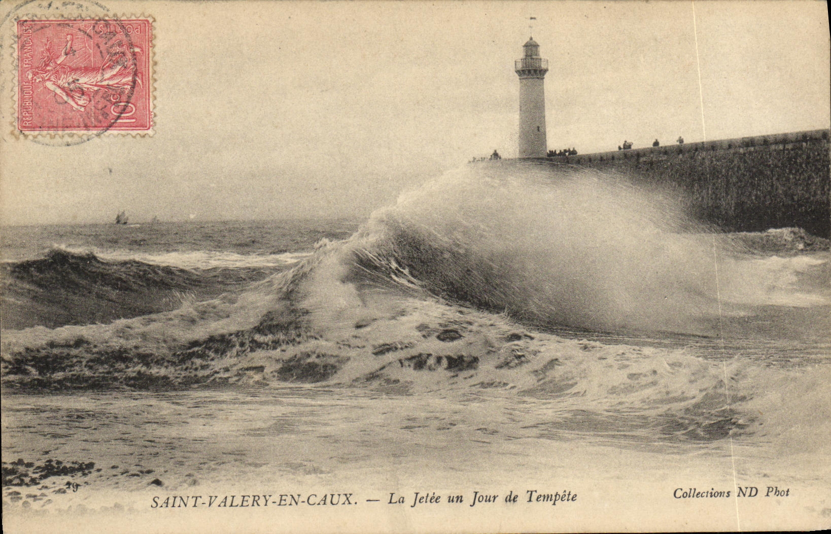CPA St Valery en Caux La Jetee un Jour de Tempete Phare