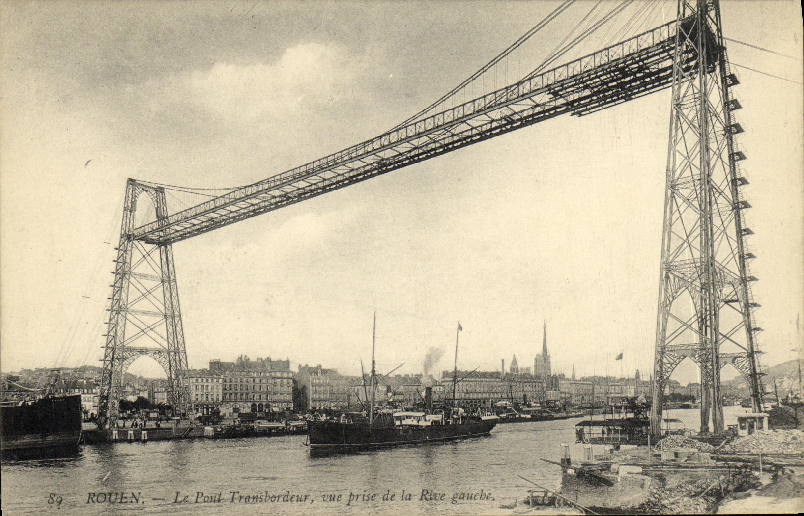 CPA Rouen Le pont transbordeur Vue prise de la rive gauche Bateau