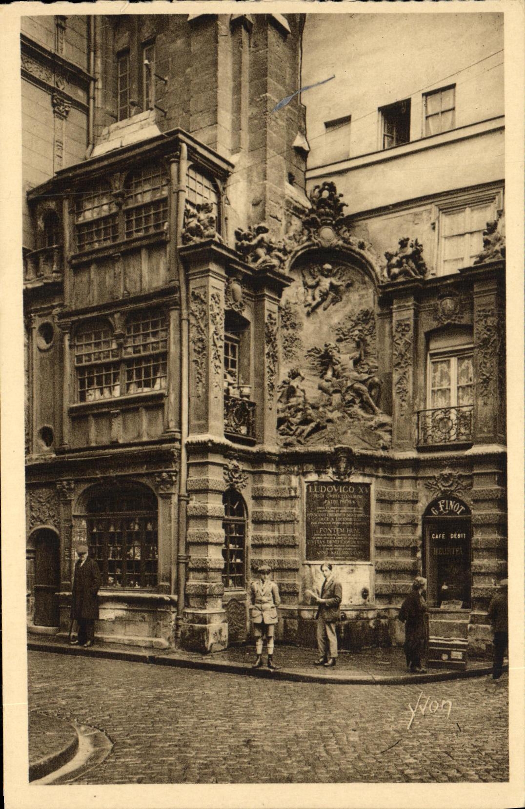 CPA Rouen Fontaine monumentale Rue de la grosse horloge