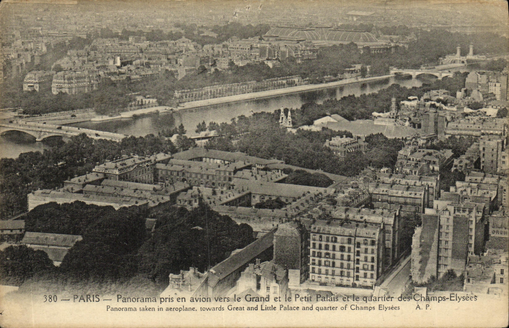 CPA Paris Panorama Pris en Avion Vers le Grand et le Petit palais et le quartier des Champs Elysees