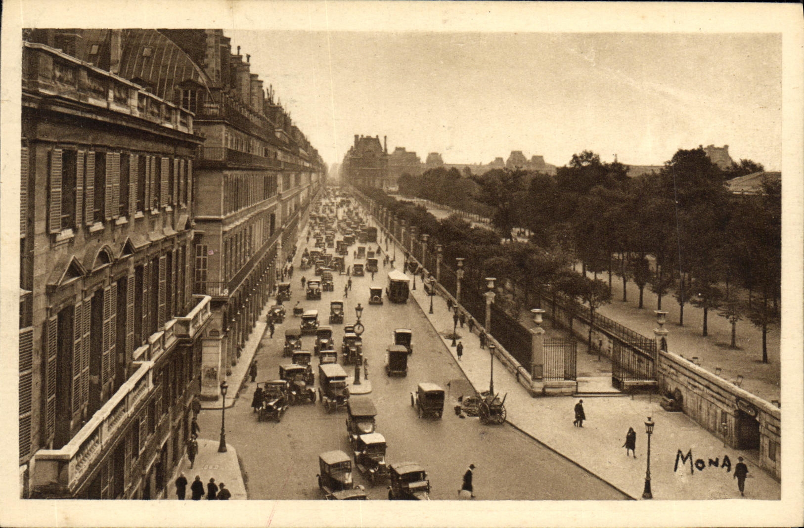 CPA Paris La rue de Rivoli Jardin des Tuileries et le Louvre