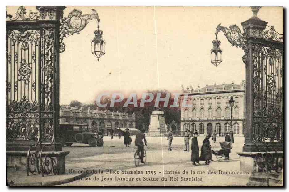 CPA Nancy Un coin de la place Stanislas Entree de la rue des Dominicains Grilles de Jean Lamour et statue Stanislas