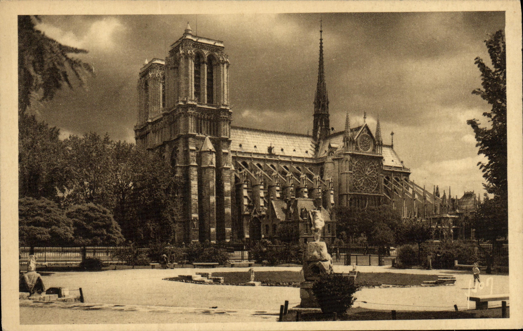 CPA Paris Notre Dame Vue du Square rene Viviani