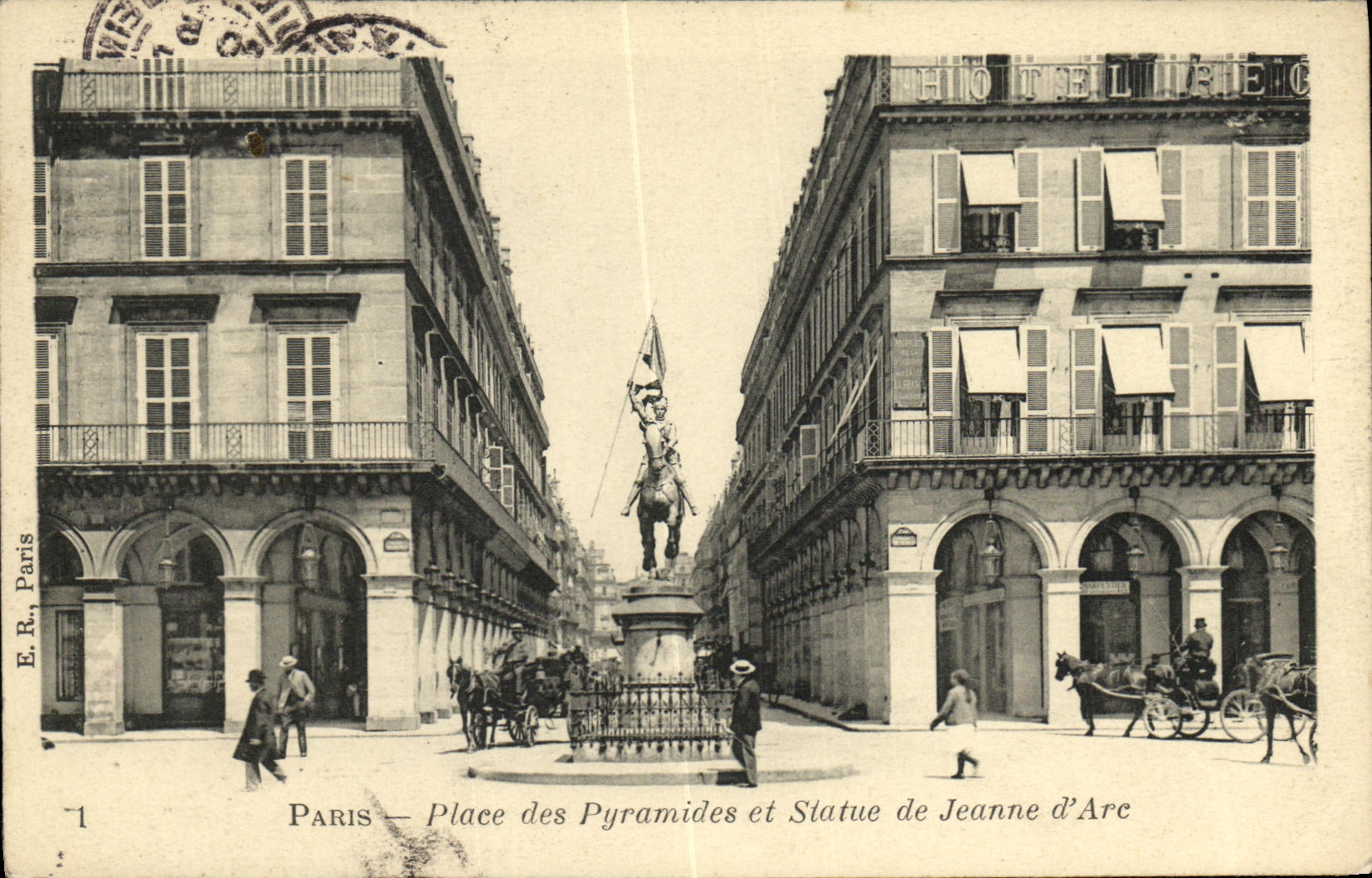 CPA Paris Place des Pyramides et Statue de Jeanne d Arc