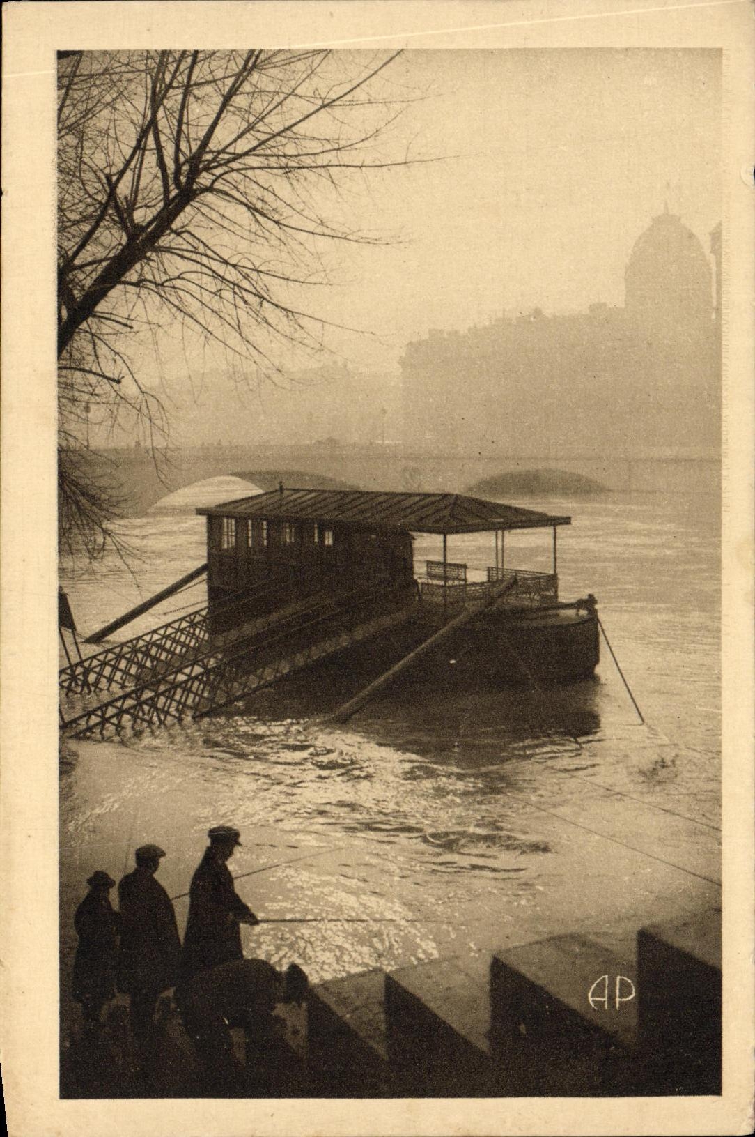CPA Paris Vue de la Seine Pendant la Crue Inondations Pecheurs