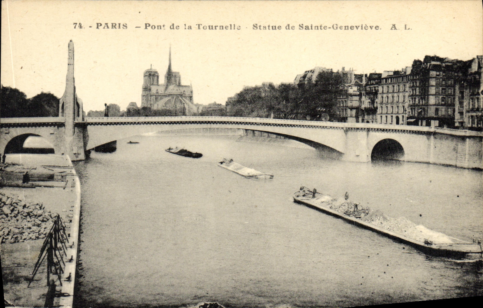 CPA Paris Pont de la Tournelle Statue de Sainte Genevieve Peniche 