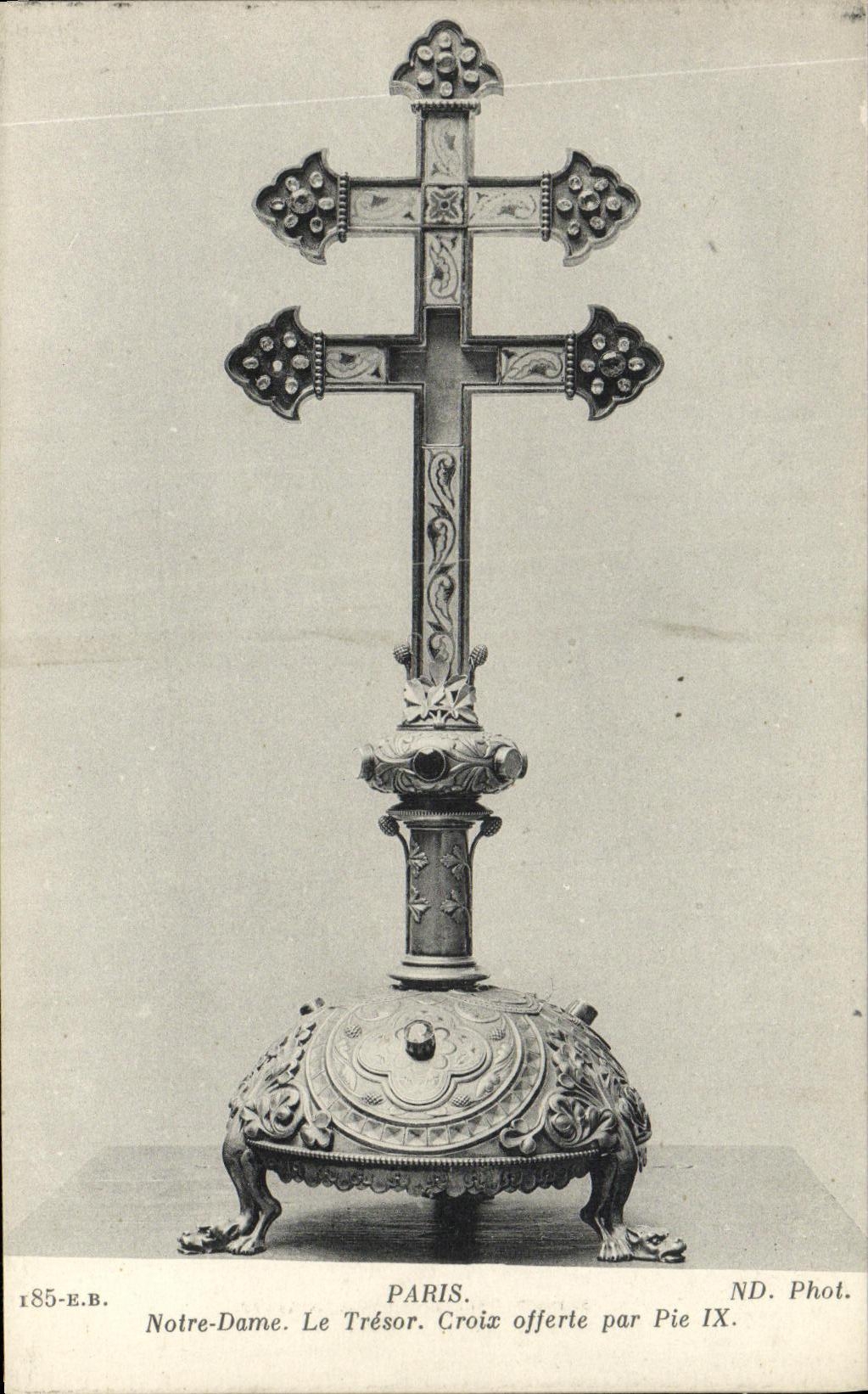 CPA Paris Notre Dame Le Tresor Croix Offerte Par Pie IX