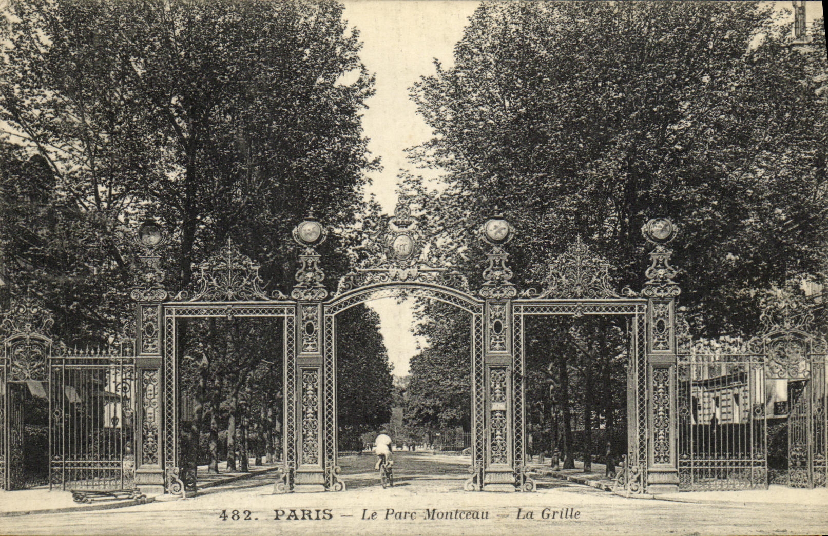 CPA Paris Le Parc Montceau La Grille