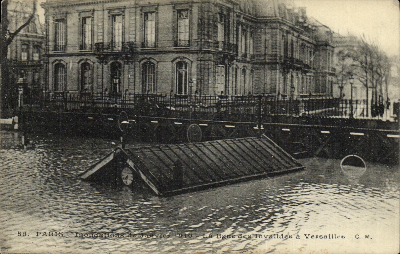 CPA Paris Inondations de Paris La ligne des Invalides a Versailles