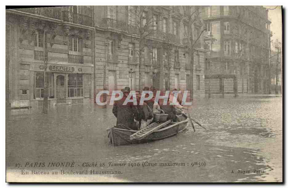 CPA Paris Inonde En bateau au boulevar Haussmann