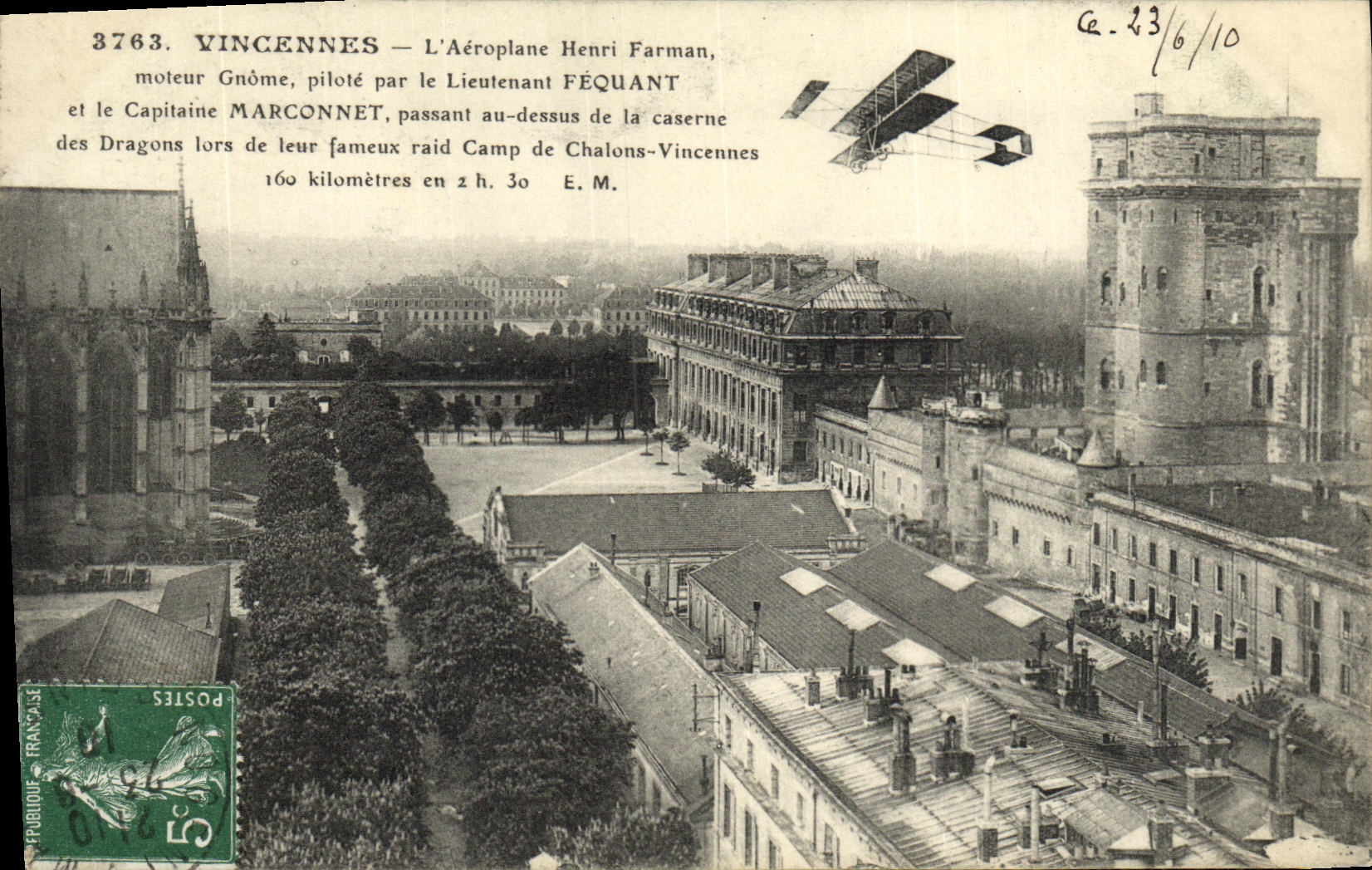 Vincennes — L'Aéroplane Henri Farman, moteur Gnôme, piloté par le Lieutenant Féquant et le Capitaine Marconnet, passant au-dessus de la caserne des Dragons lors de leur fameux raid Camp de Chalons-Vincennes