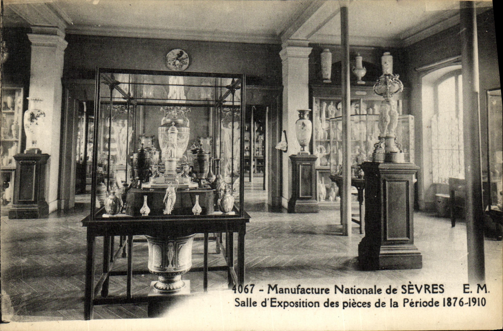 CPA Manufacture Nationale de Sevres Salle d Exposition de pieces de la Periode 1876 1910