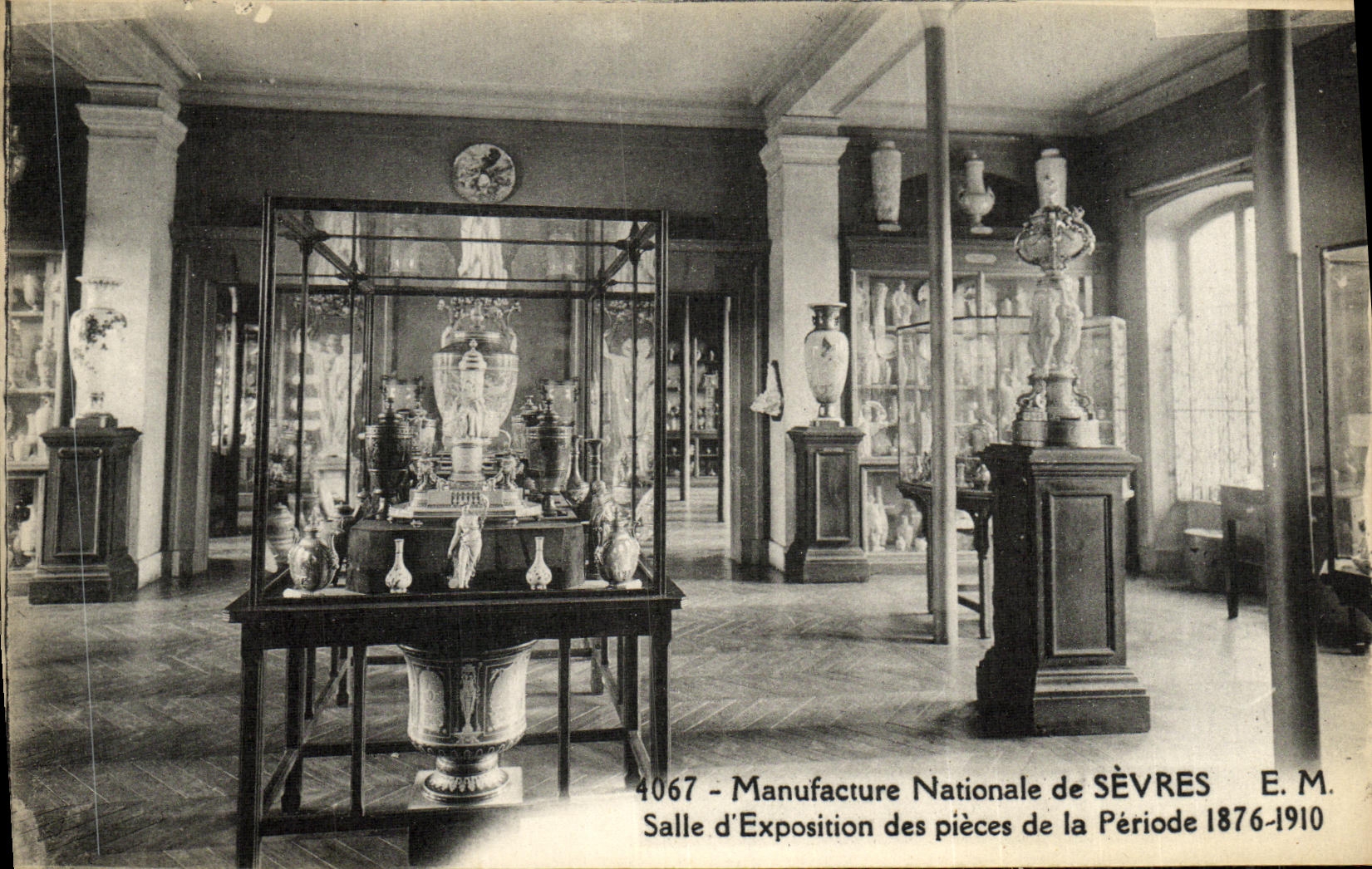 CPA Manufacture Nationale de Sevres E M Salle d Exposition des Pieces de la Periode 1876 1910
