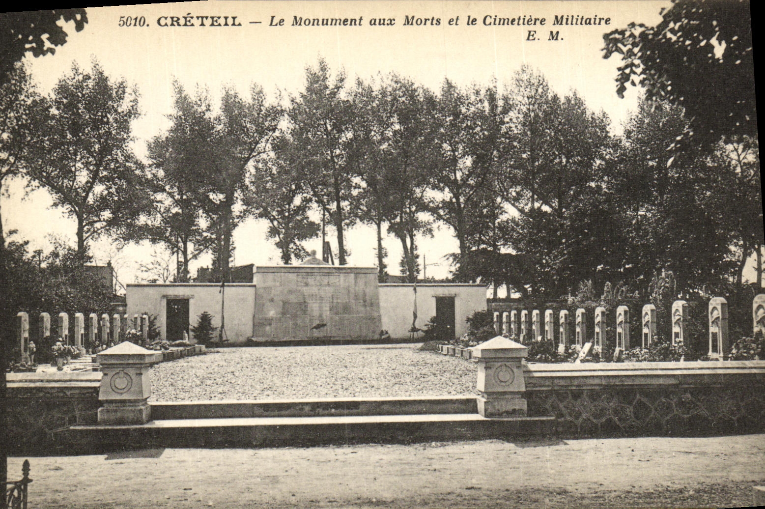 CPA Creteil Le Monument aux Morts et le Cimetiere Militaire Militaria