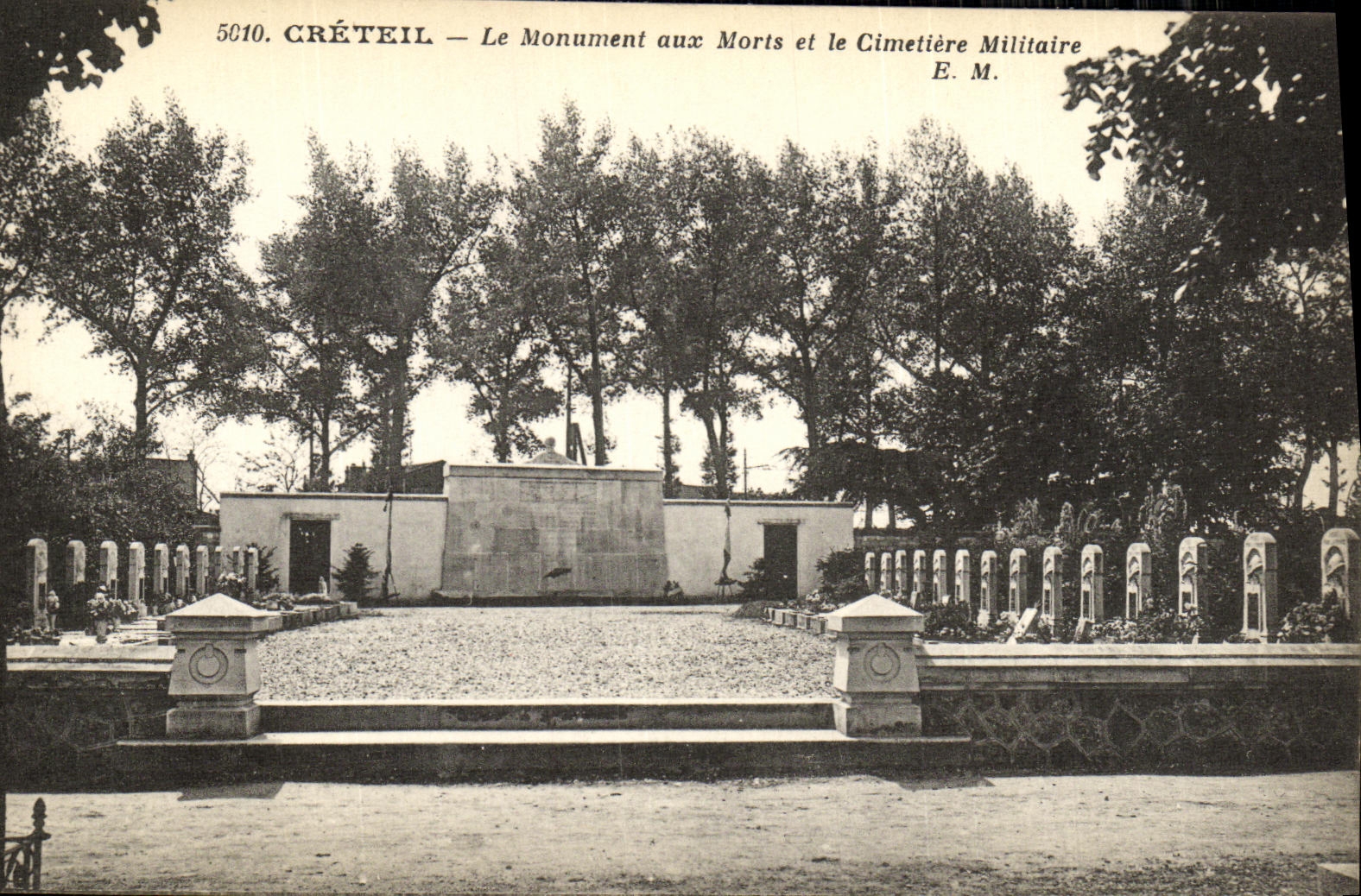 CPA Creteil Le Monument aux Morts et le Cimetiere Militaire Militaria