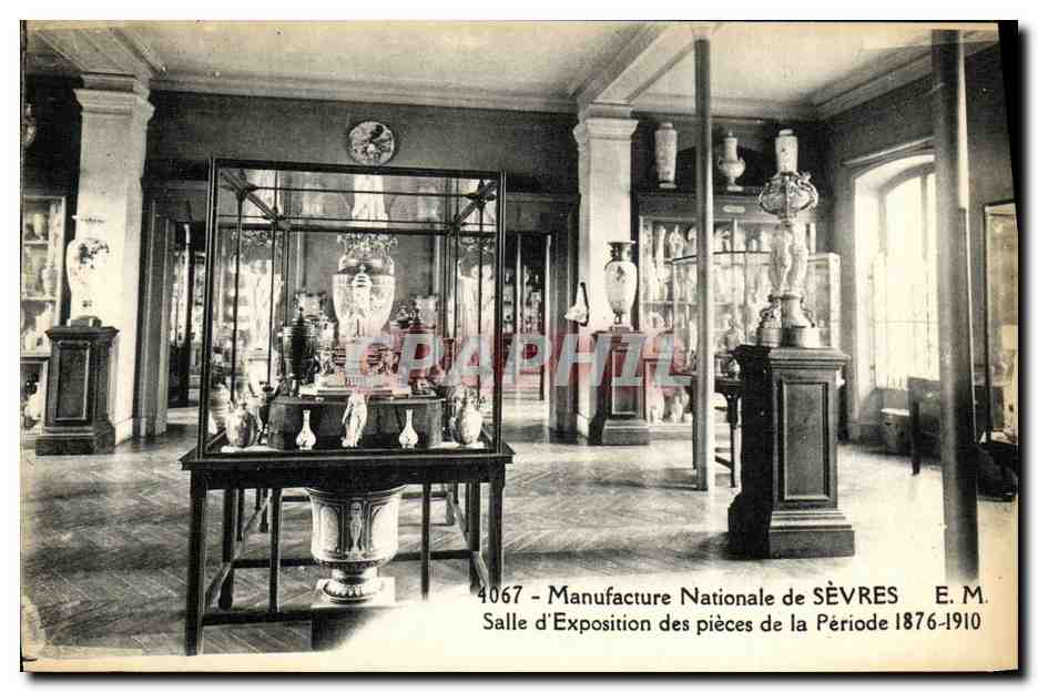 CPA Manufacture Nationale de Sevres Salle d Exposition des pieces de la Periode 1876 1910