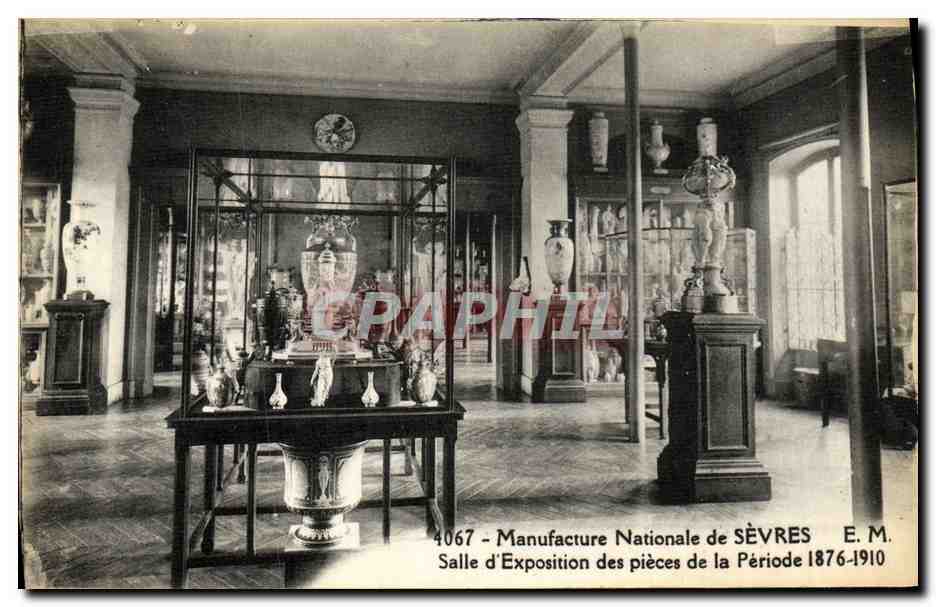 CPA Manufacture Nationale de Sevres Salle d Exposition des Pieces de la Periode 1876 1910