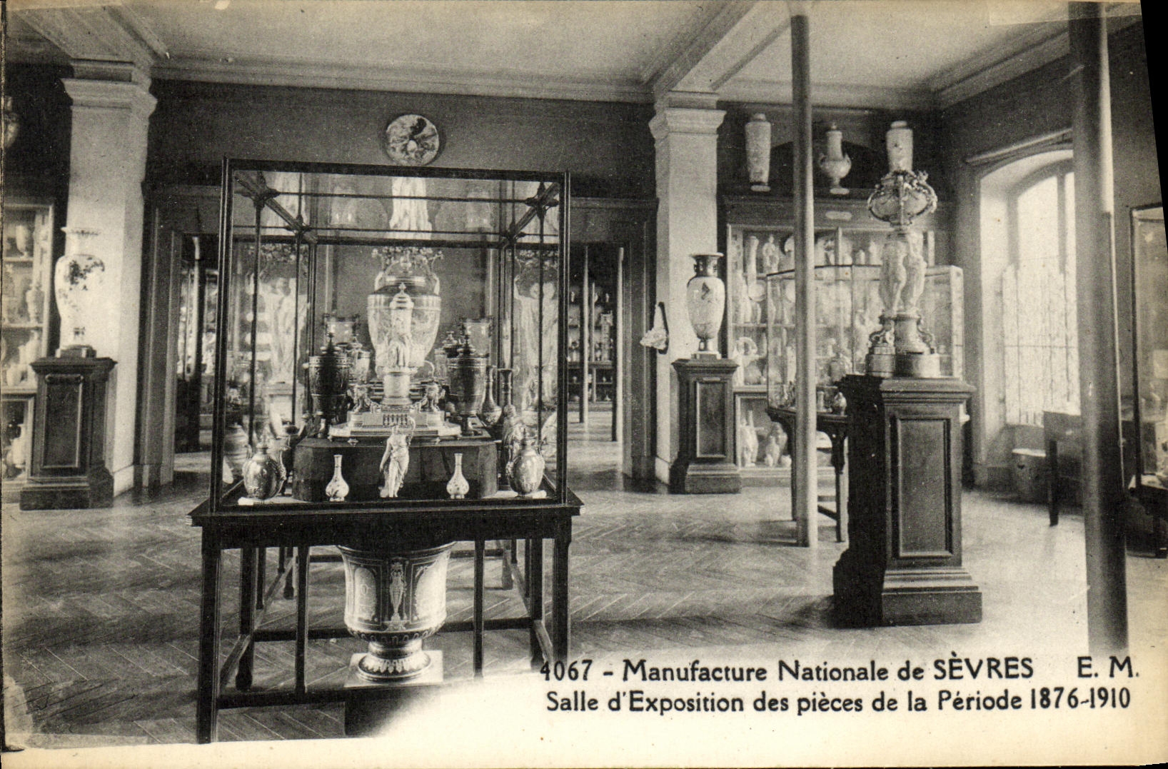 CPA Manufacture Nationale de Sevres Salle d Exposition des pieces de la Periode 1876 1910