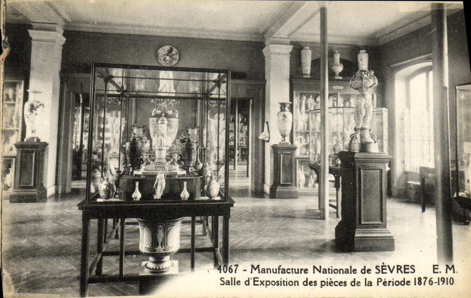 CPA Manufacture Nationale de Sevres Salle d Exposition des pieces de la Periode 1876 1910