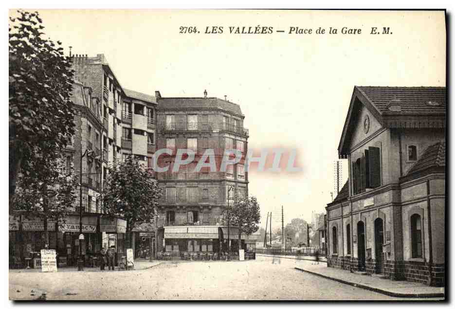 CPA Les Vallees Place de la Gare 