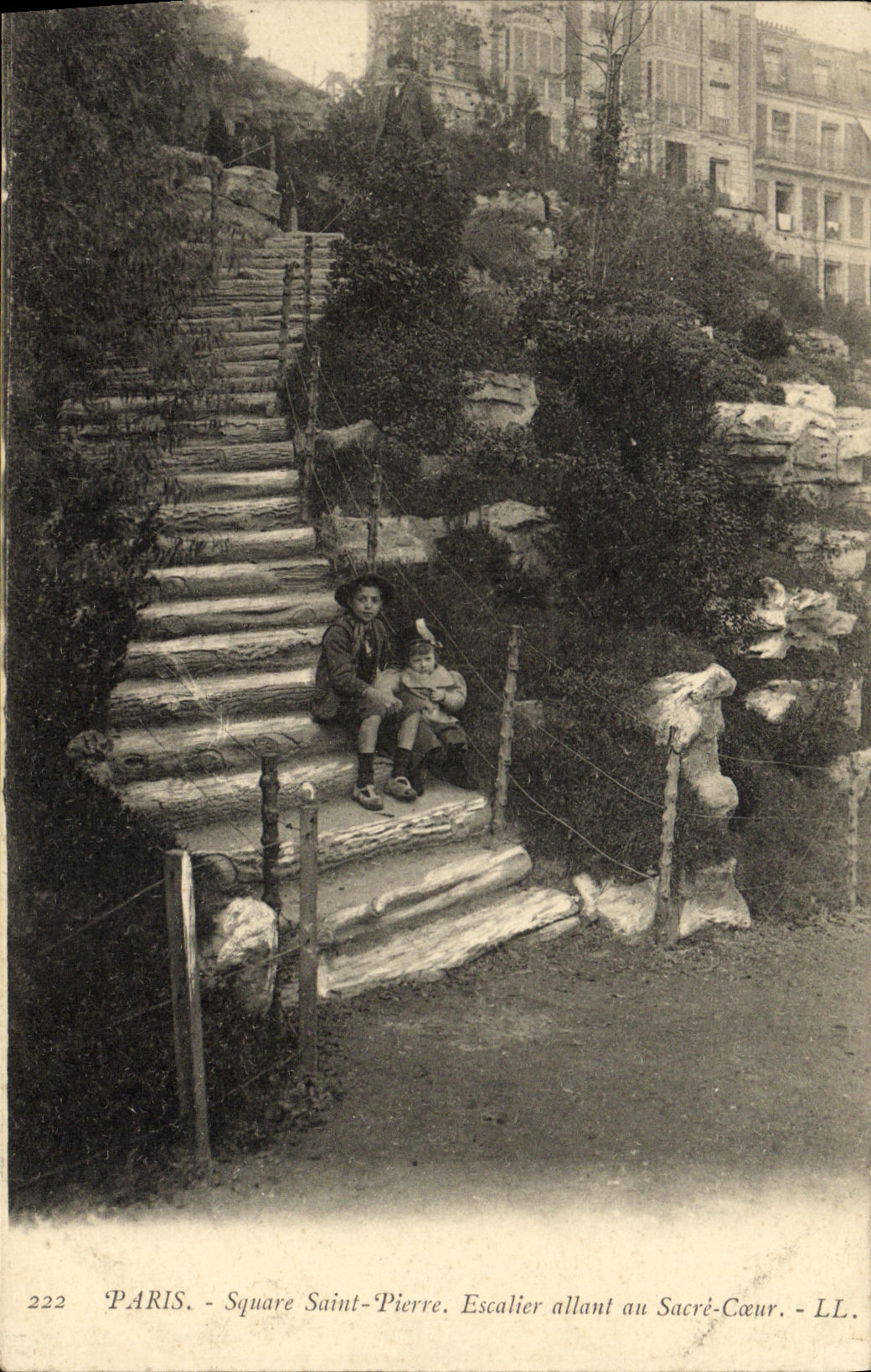 CPA Paris Square Saint Piere Escalier allant au Sacre Coeur Enfant Montmartre