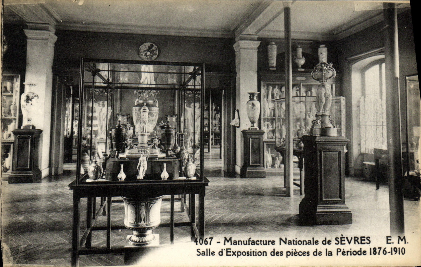 CPA Manufacture Nationale de Sevres Salle d Exposition des pieces de la Periode 1876 1910 
