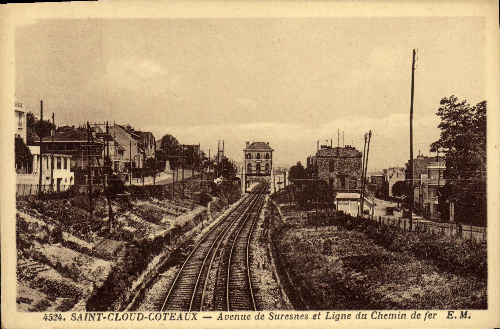 CPA Saint Cloud Coteaux Avenue de Suresnes et Ligne du Chemin de fer