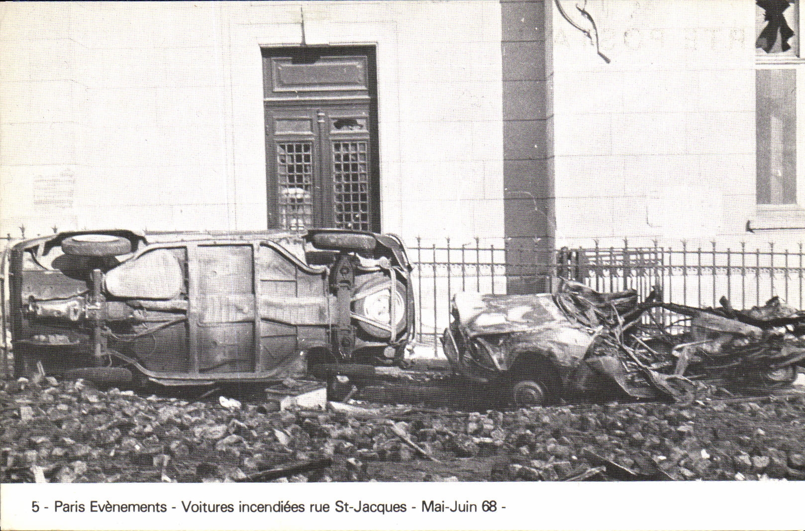 CPM Paris Evenements Voitures incendiees rue St Jacques Mai Juin 1968 