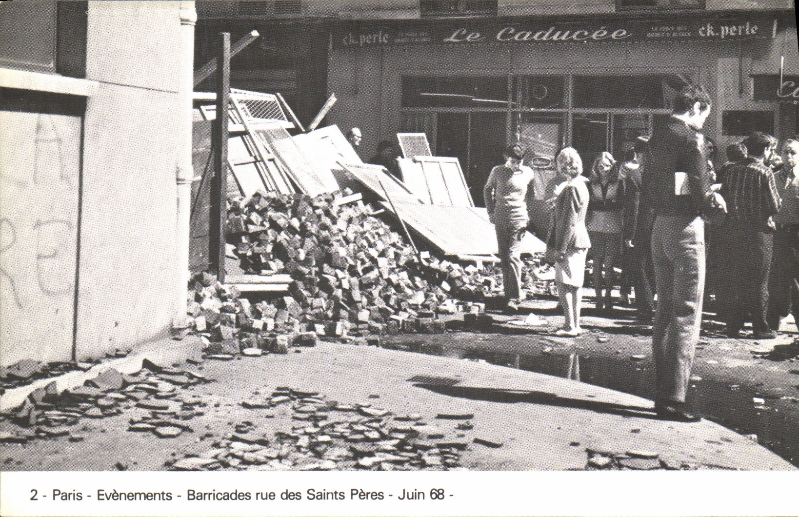 CPM Paris Evenements Barricades rue des Saints Peres Juin 1968