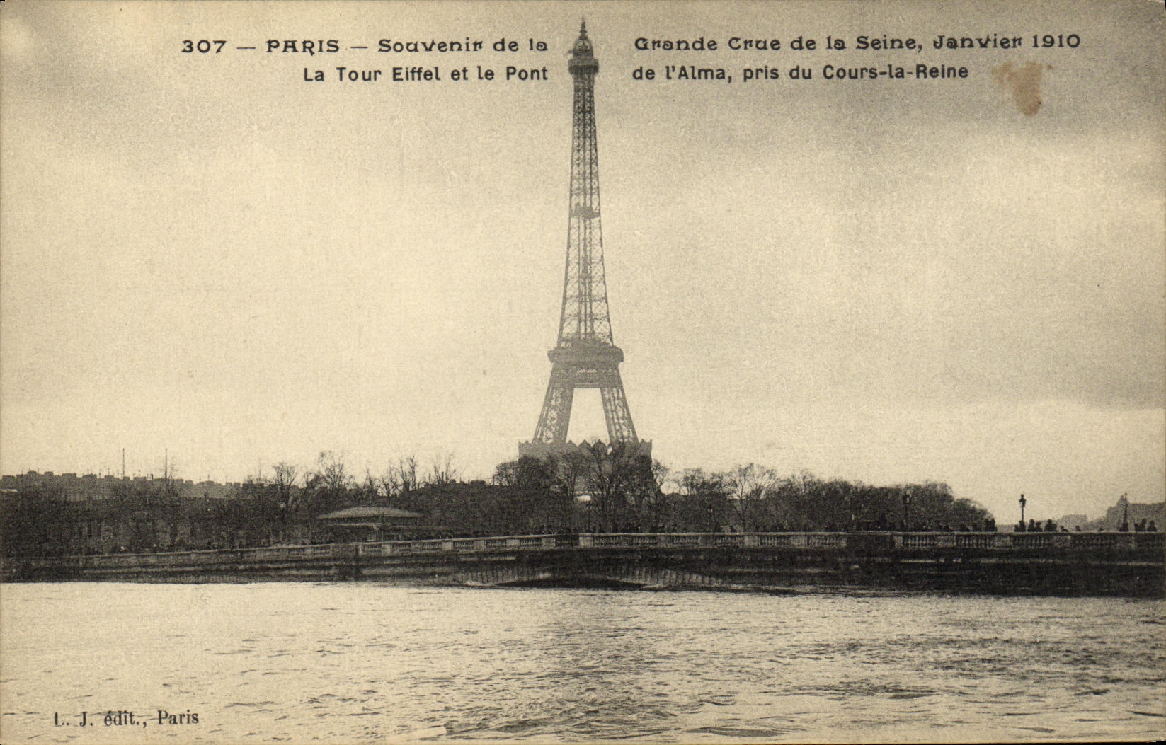 CPA Paris Souvenir de Grande Crue de la Seine Janvier 1910 La Tour Eiffel et le pont de l Alma pris du Cours la Reine 