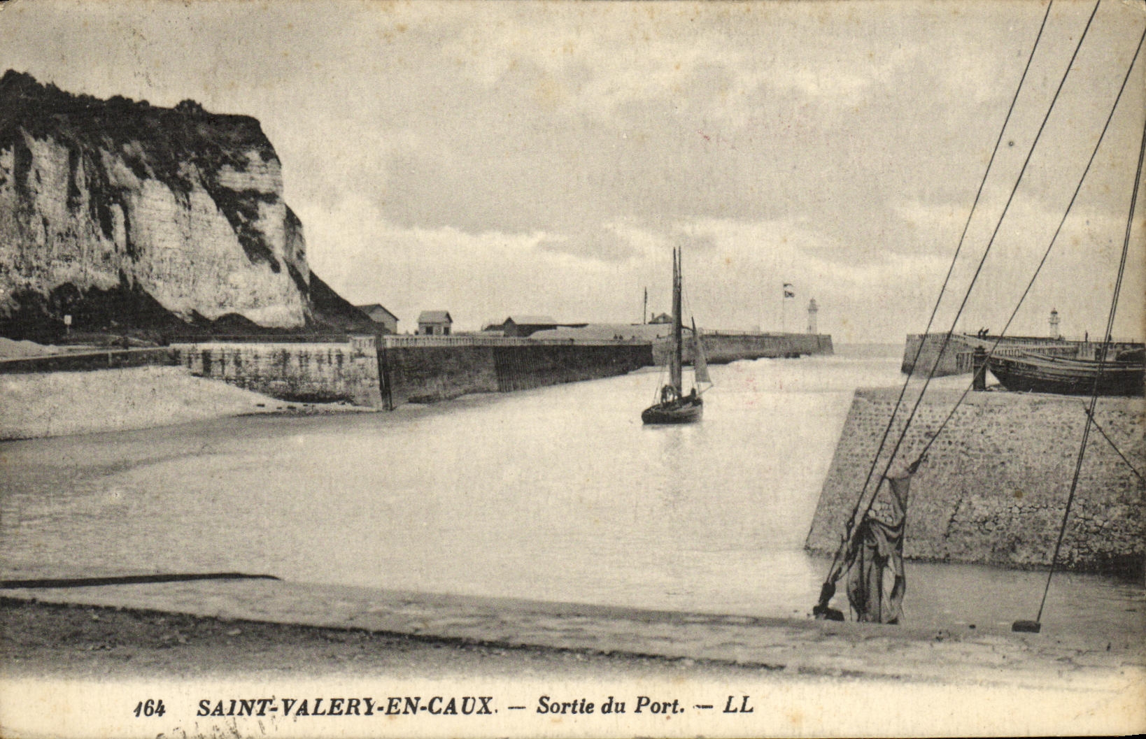 CPA Saint Valery en Caux Sortie du Port 