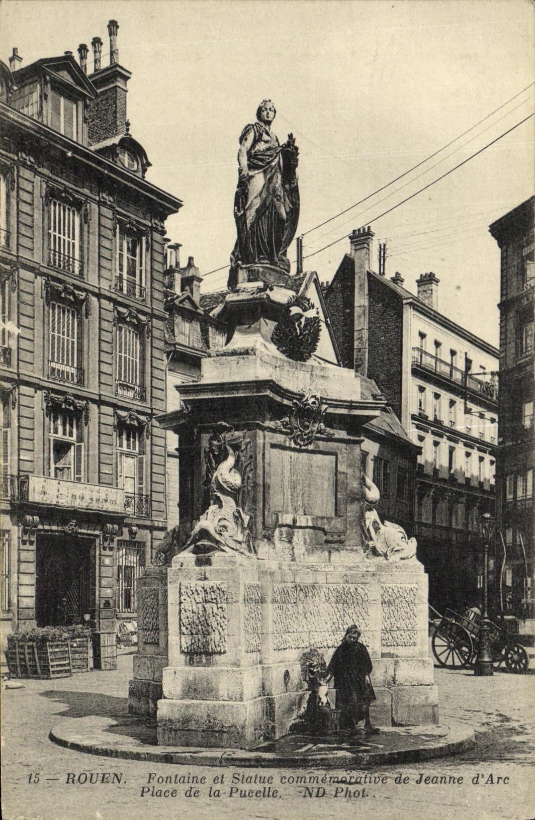 CPA Rouen Fontaine et Statue Commemorative de Jeanne d Arc Place de la Pucelle