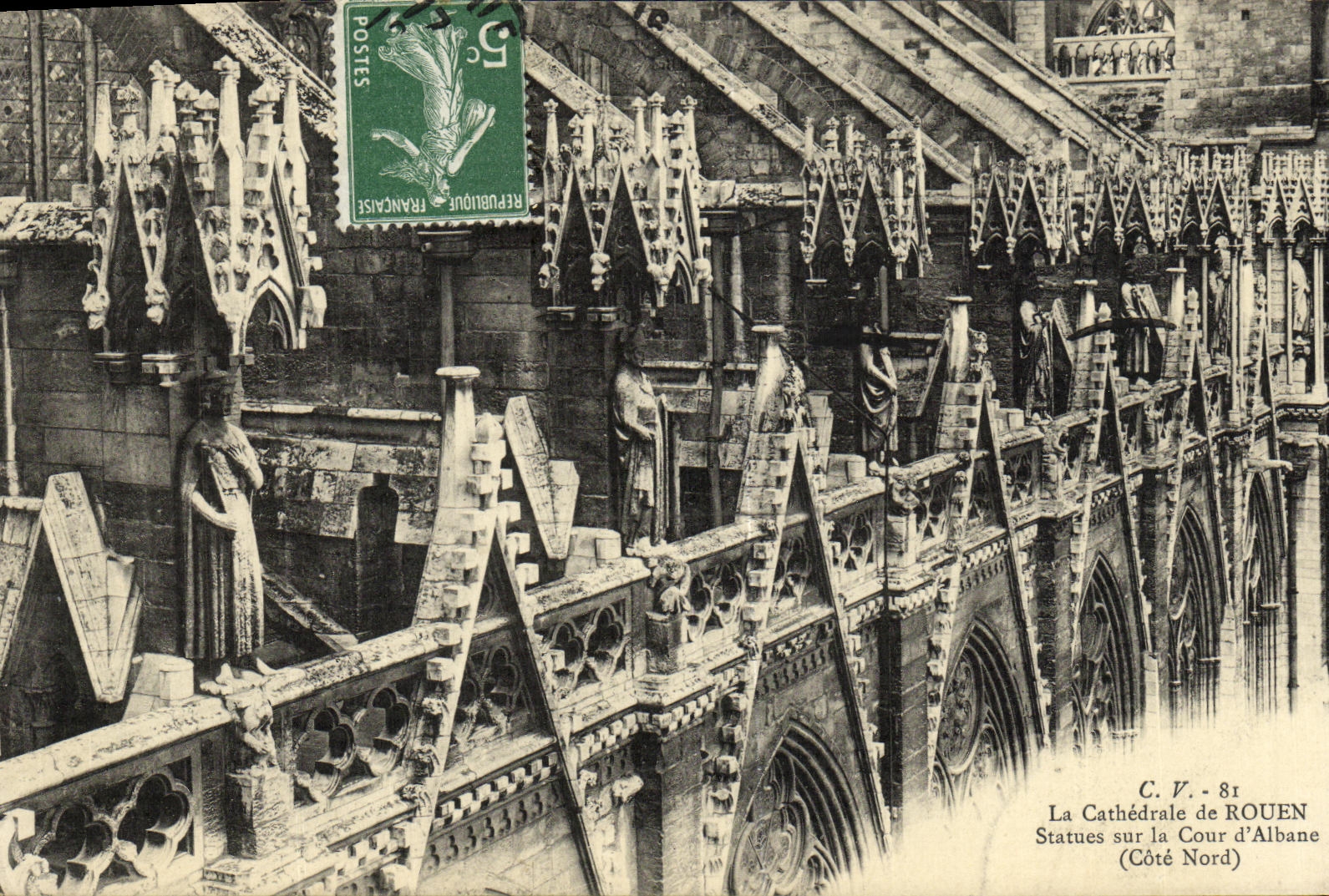 CPA La Cathedrale de Rouen Statues sur la Cour d Albane 