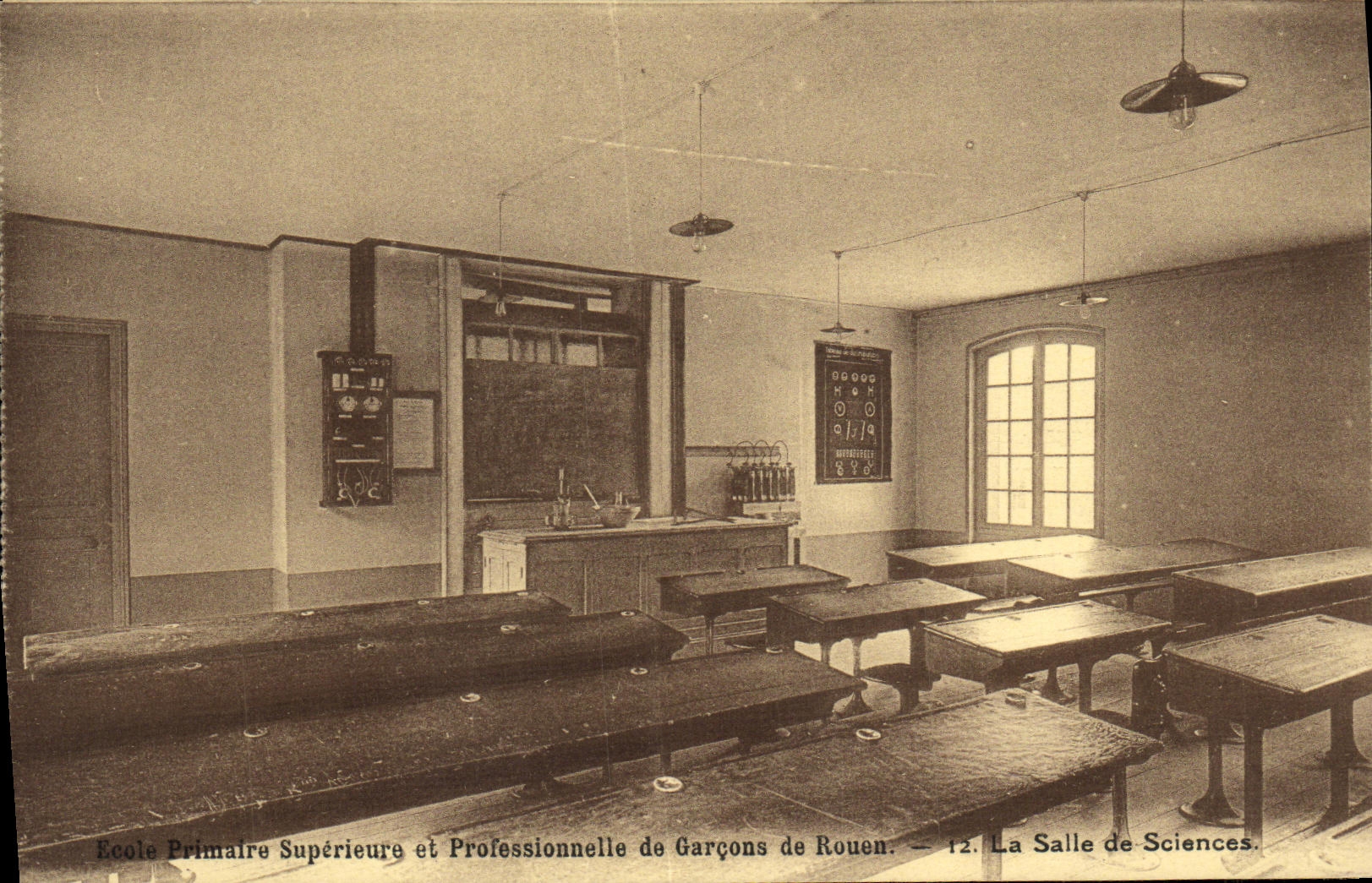 CPA Ecole Primaire Superieure et Professionnelle de Garcons de Rouen La salle des sciences