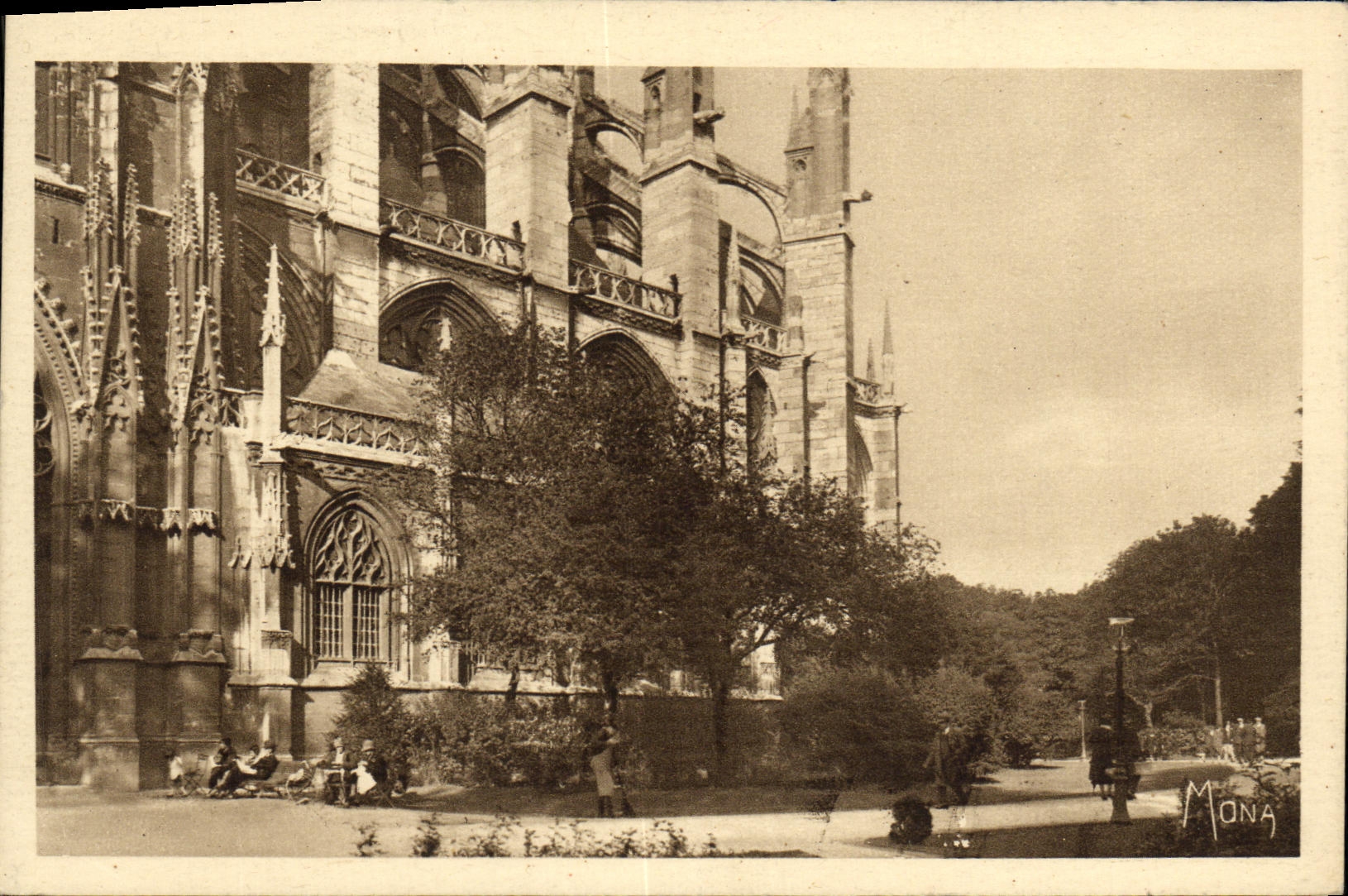 CPA Rouen La Ville Musee Jardin de l hotel de ville et vue partielle de l eglise Saint ouen
