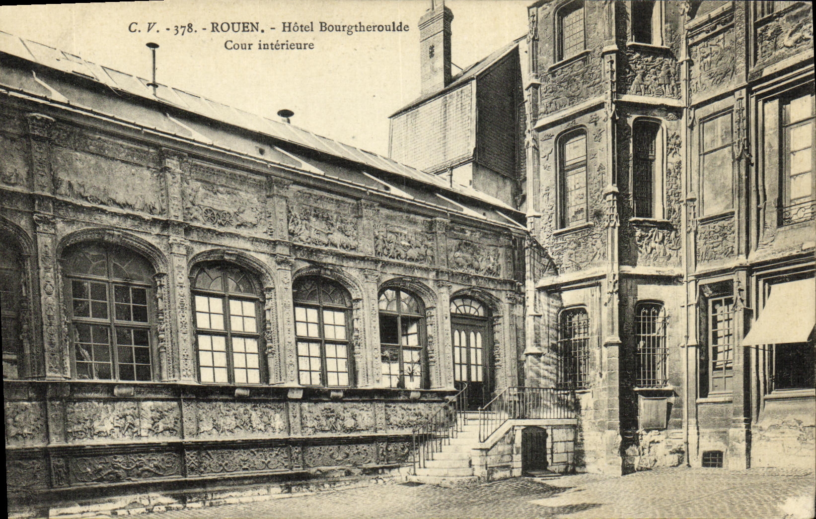 CPA Rouen Hotel Bourgtheroulde Cour interieure
