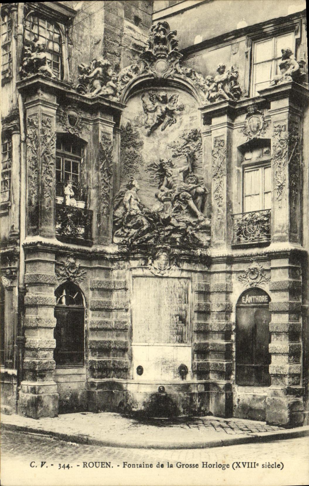 CPA Rouen Fontaine De La Grosse Horloge