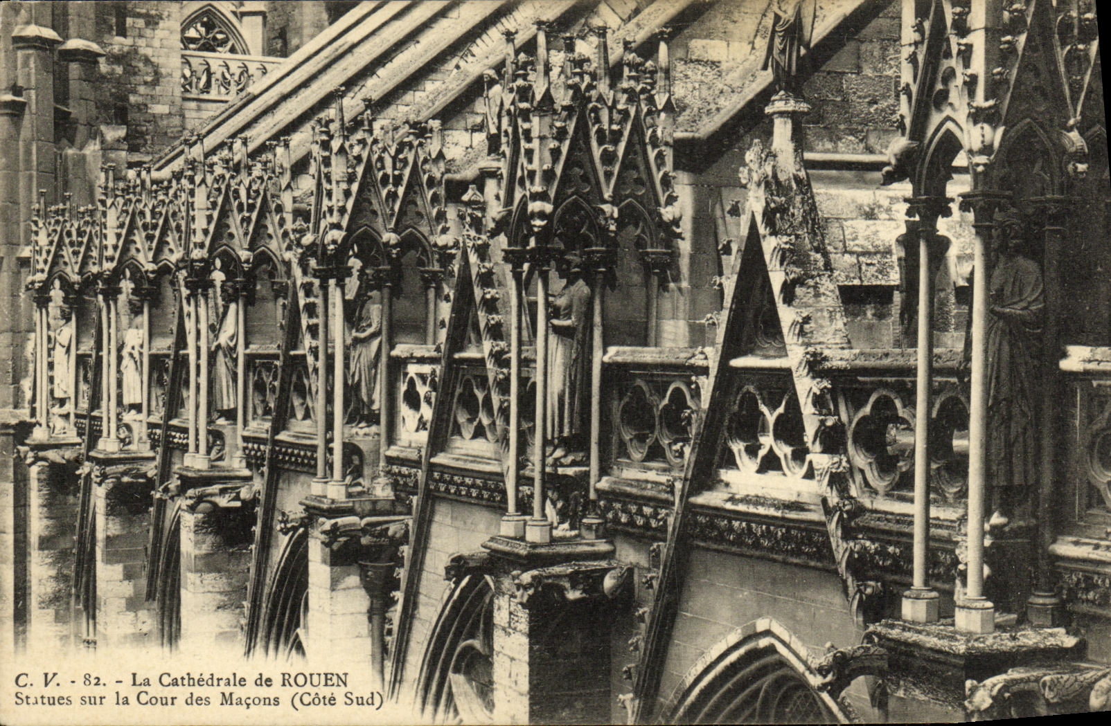 CPA Rouen La Cathedrale de statues Sur la Cour des Macons