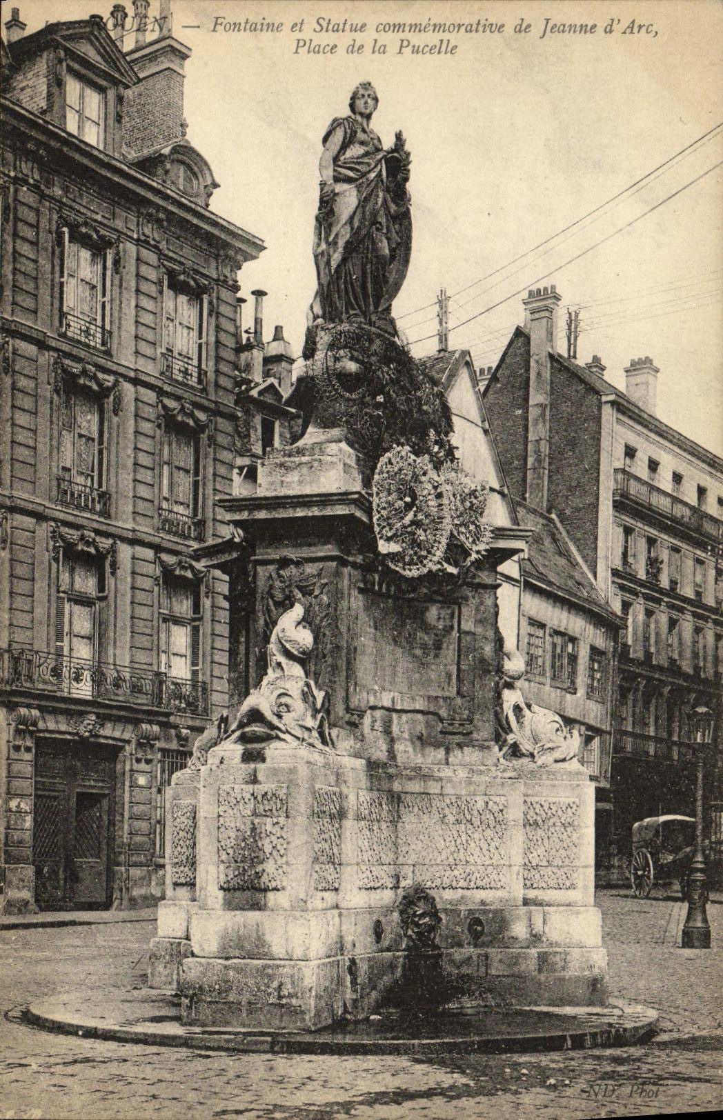 CPA Rouen Fontaine et statue commemorative de Jeanne d Arc Place de la Pucelle 