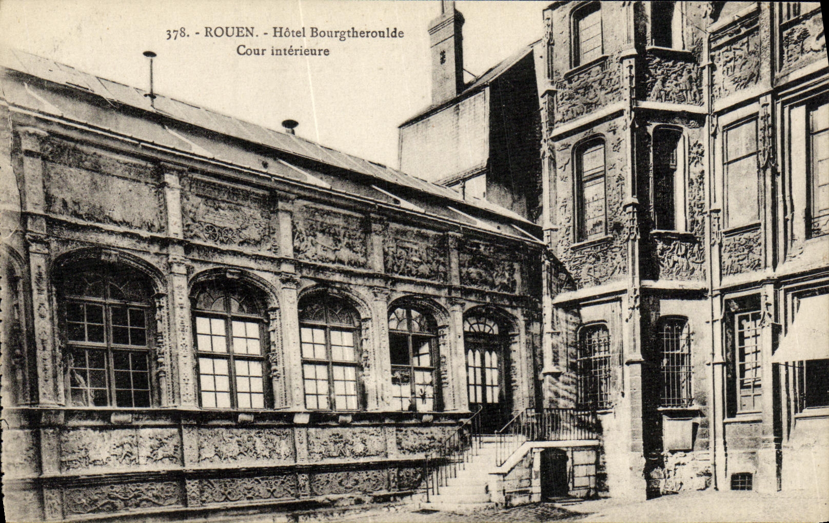 CPA Rouen Hotel Bourgtheroulde Cour Interieure
