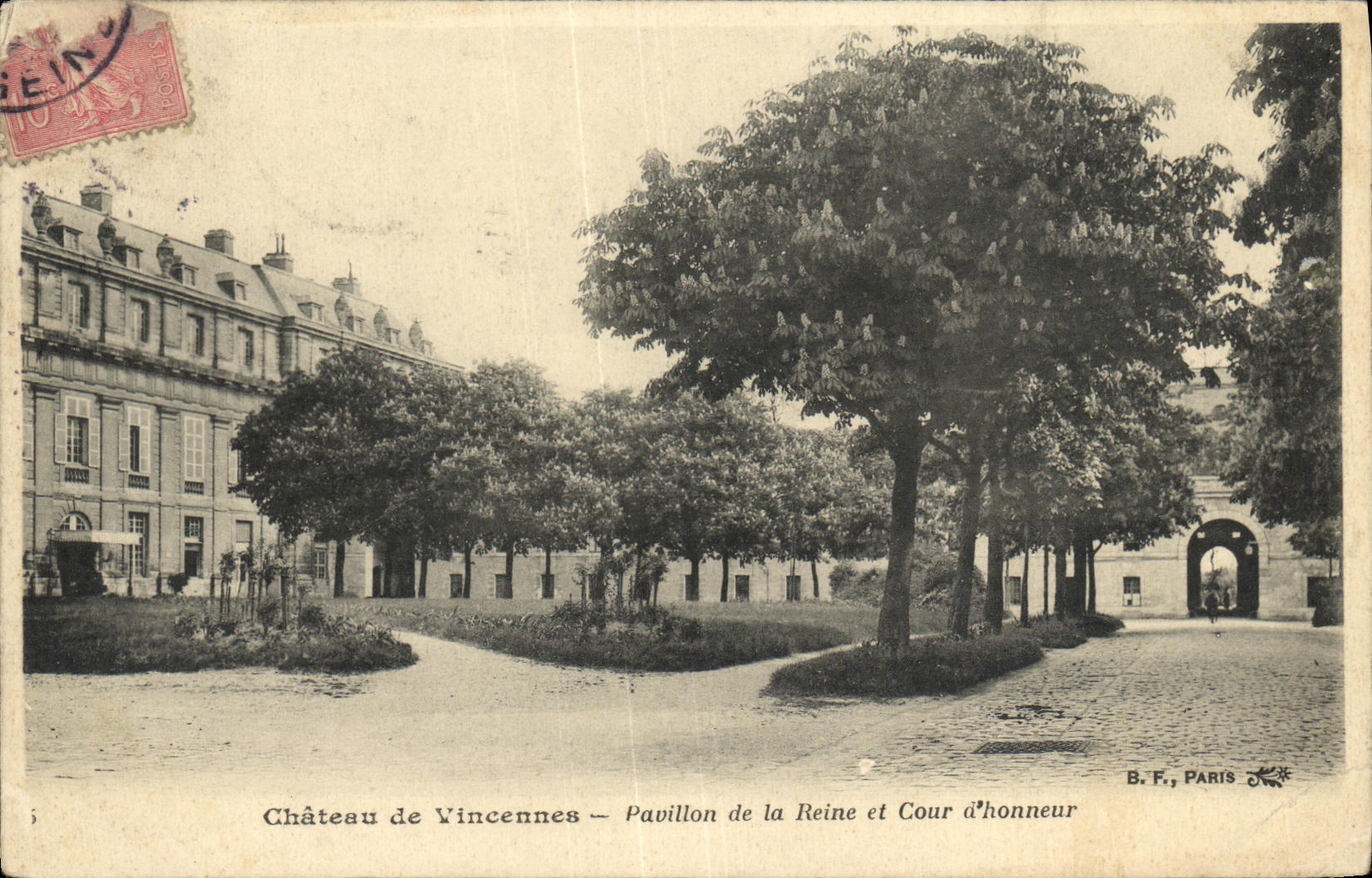 CPA Vincennes Chateeau de Pavillon de la Reine et Cour d Honneur