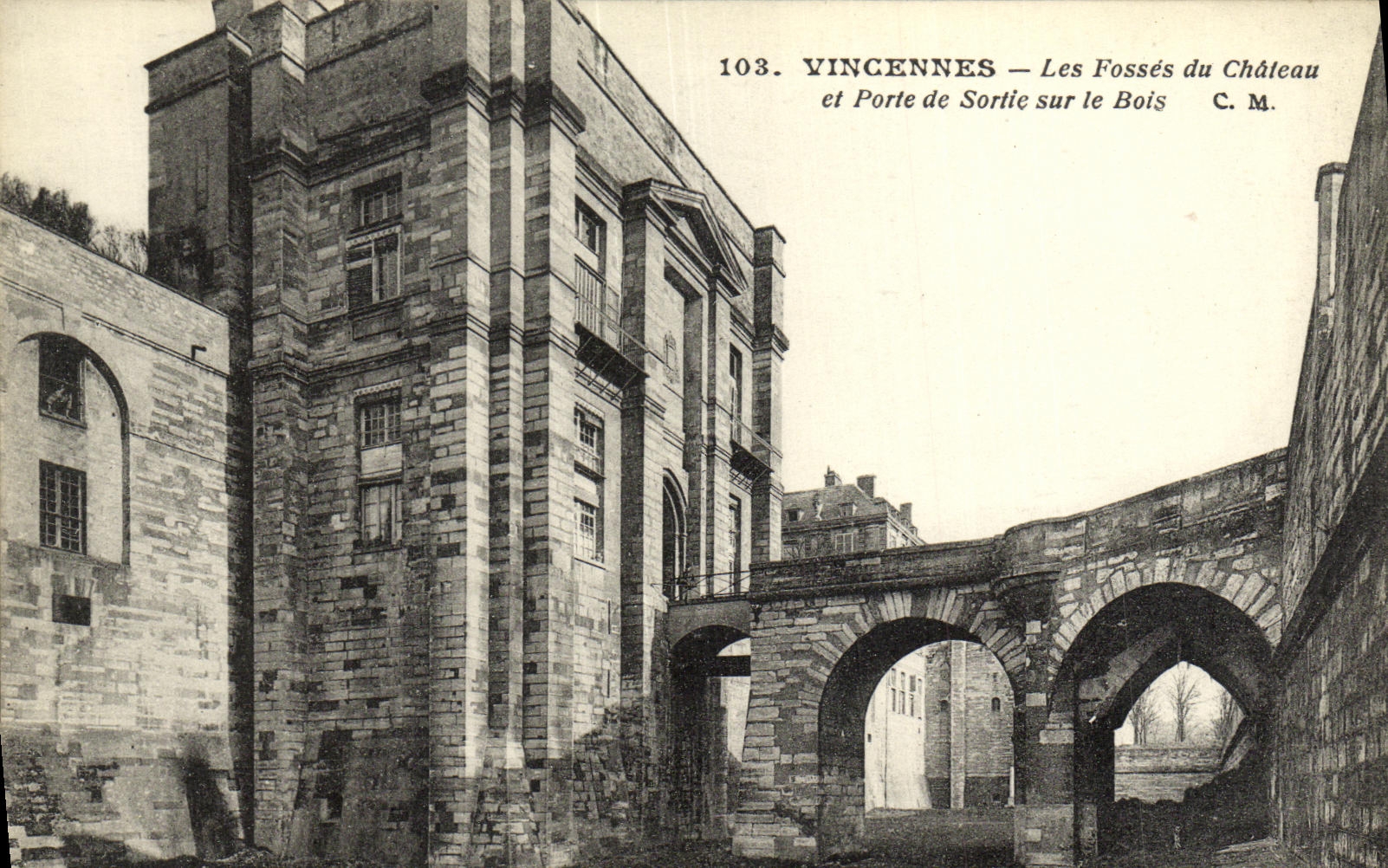 Vincennes — Les Fossés du Château et Porte de Sortie sur le Bois — C.M. n°103
