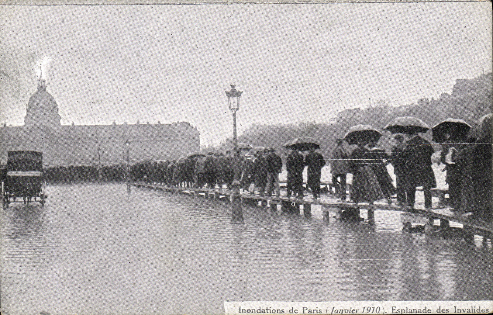 CPA Paris Inondations Janvier 1910 Esplanade des Invalides