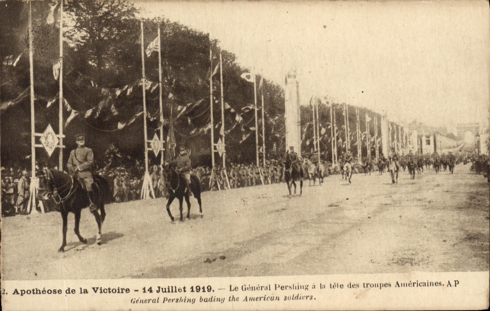 CPA Paris Apotheose de la victoire Juillet 1919 Le genral Pershing a la tete de ses troupes Militaria