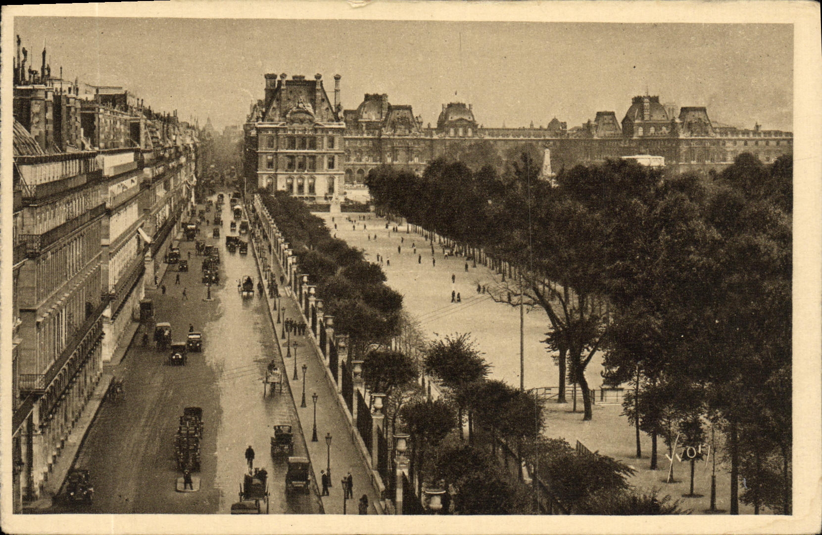 CPA Paris Perspective sur la rue de Rivoli Les Tuileries et le Louvre