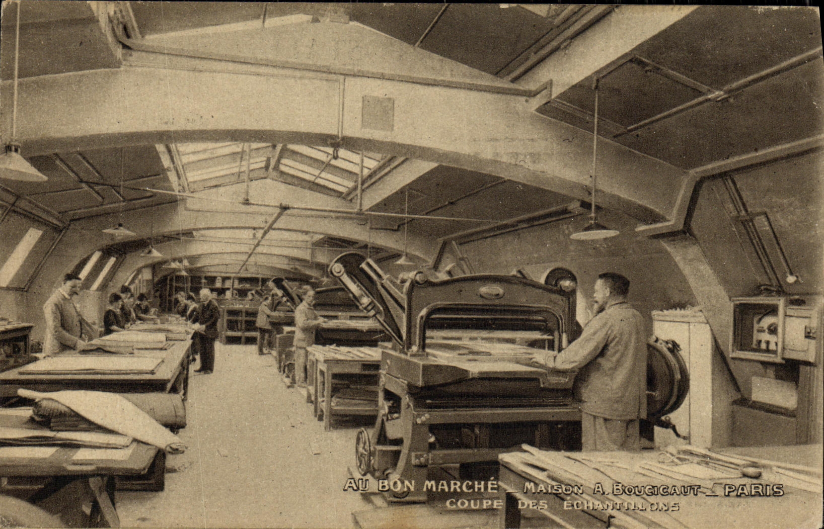 CPA Au Bon Marche Maison a Boucicaut Paris Coupe des echantillons