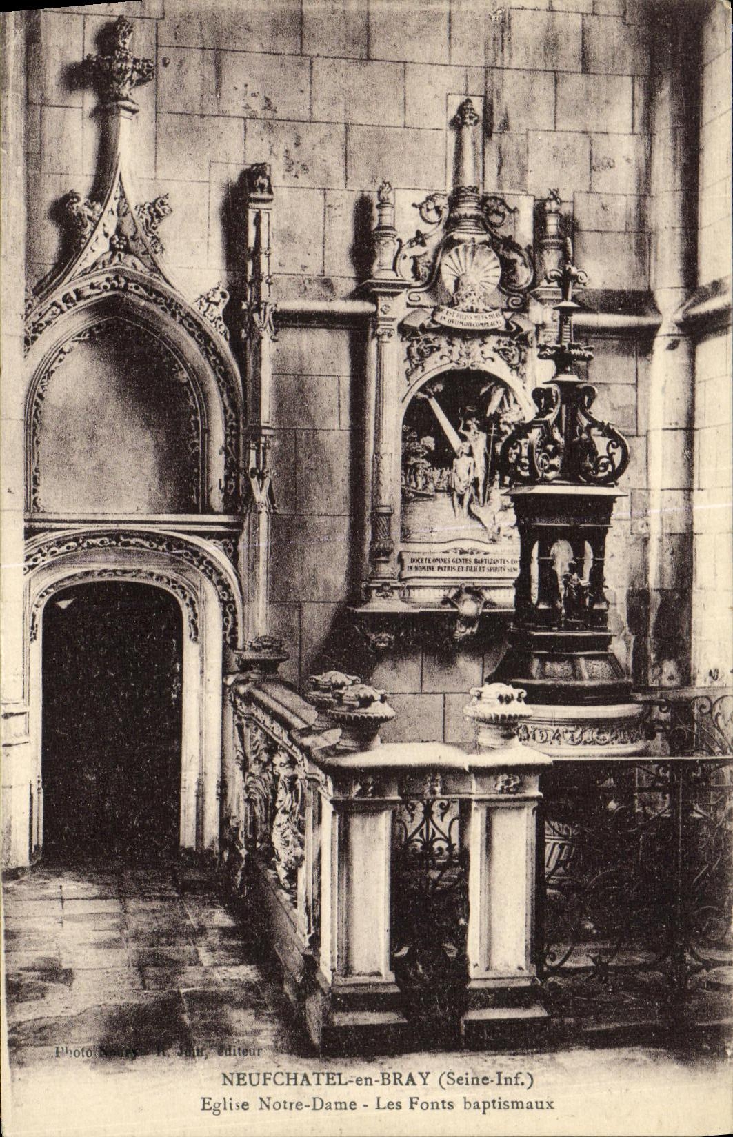 CPA Neufchatel en Bray Eglise Notre Dame Les Fonts baptismaux