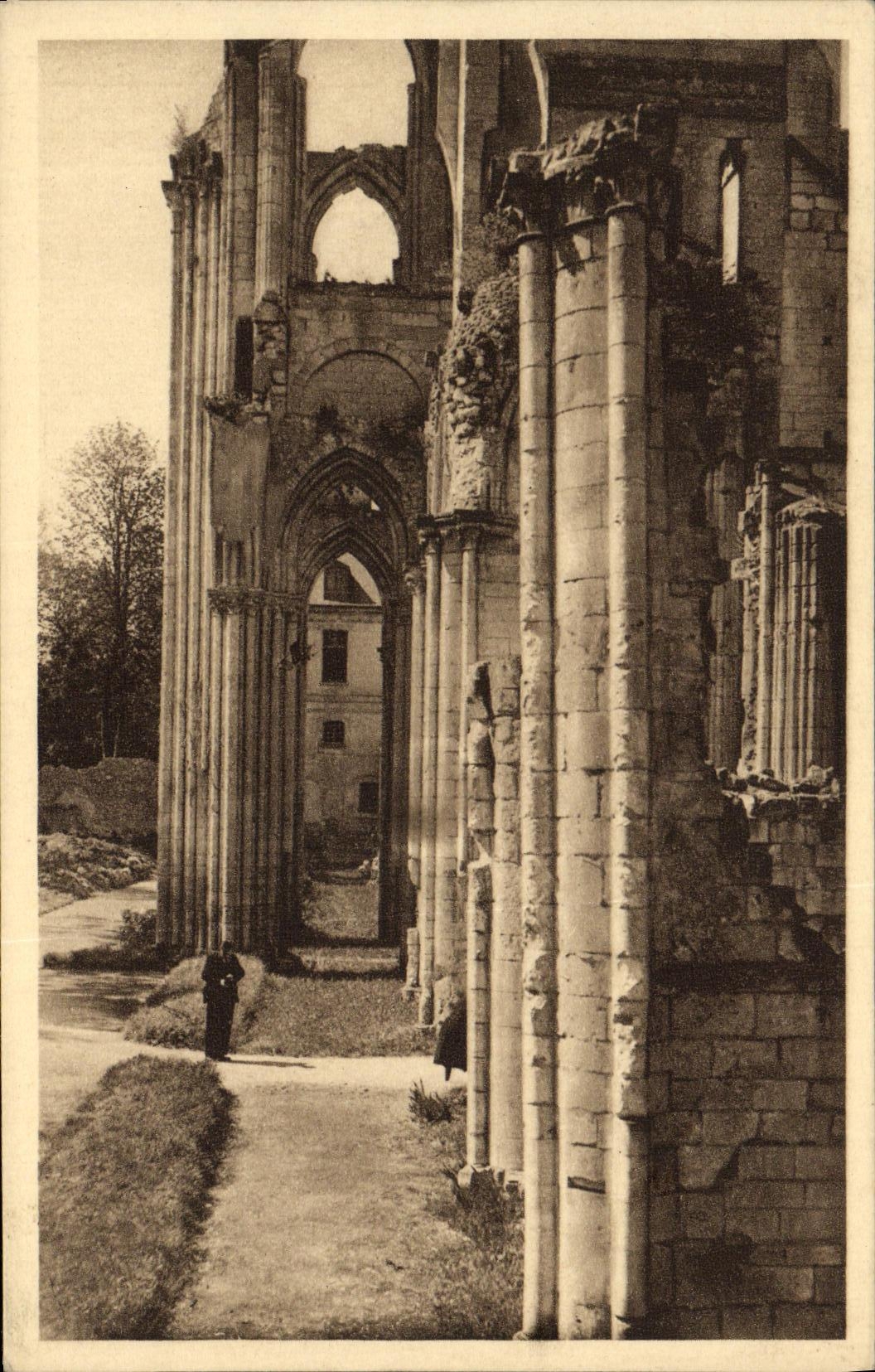 CPA Abbaye de Saint Wandrille Dans les ruines de l eglise