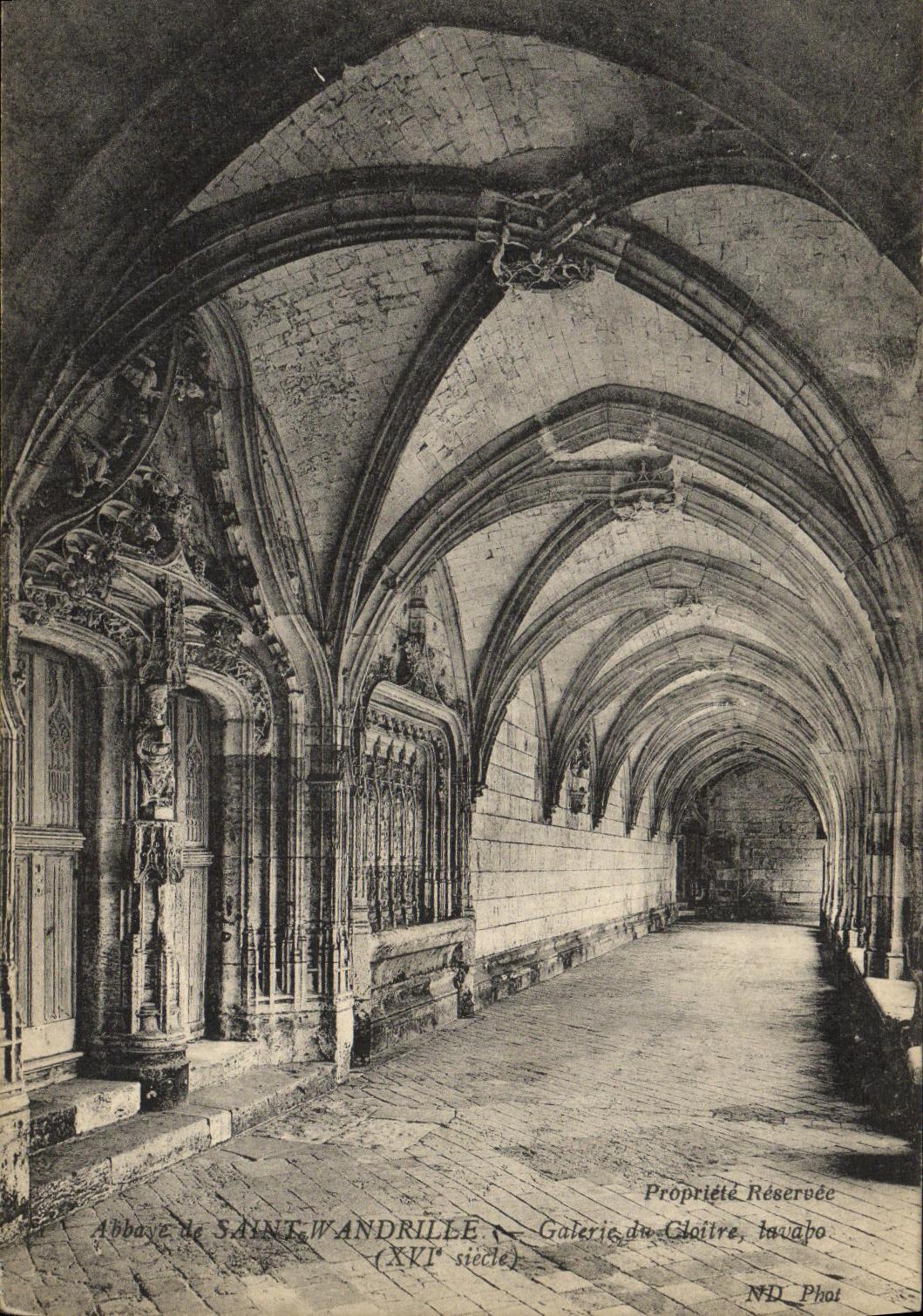 CPA Abbaye de Saint Wandrille Galerie du Cloitre Lavabo