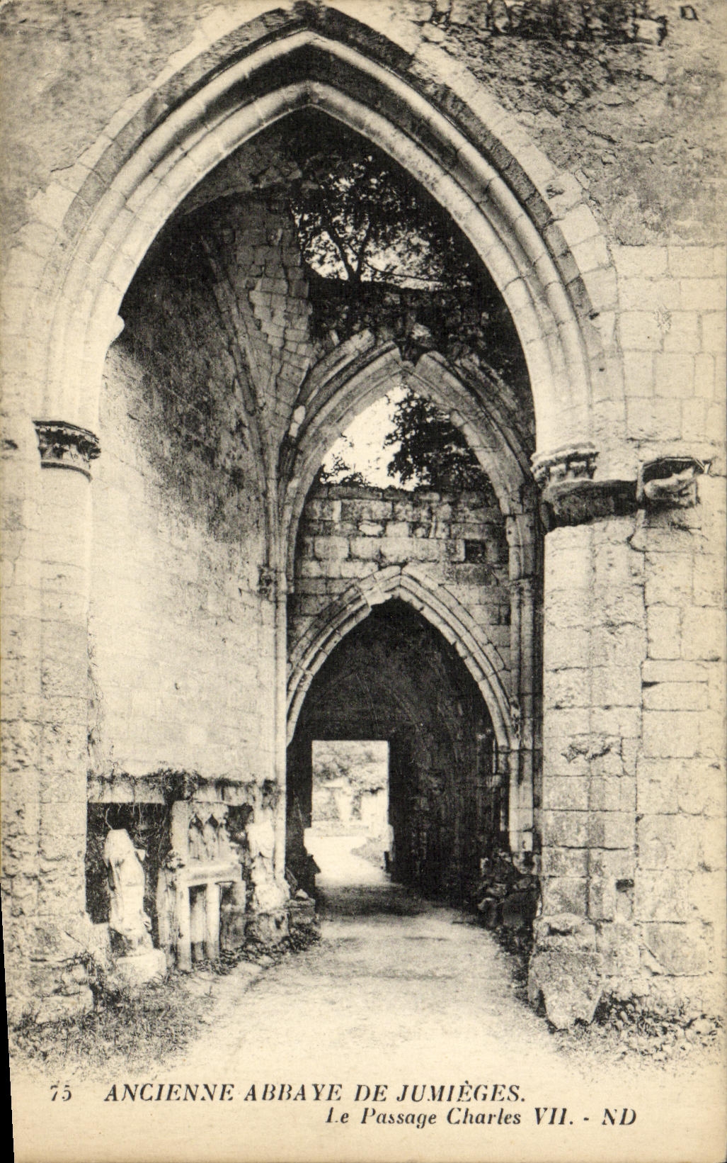 CPA Ancienne Abbaye de Jumieges Le Passage Charles Vll 